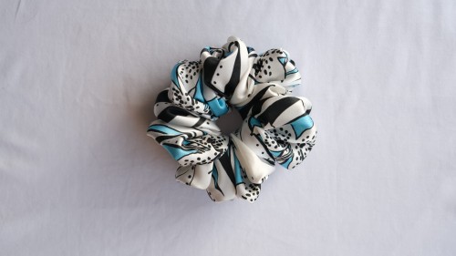 bialo-blekitna-jedwabna-scrunchie.jpg