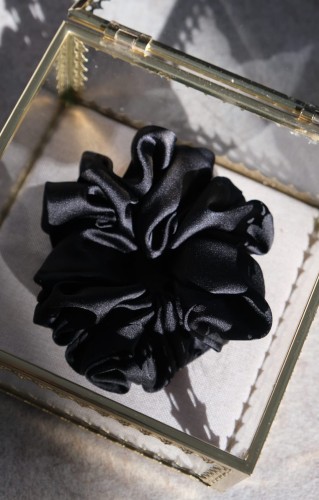 Scrunchie 100% naturalny jedwab – czarna gumka do włosów, widok z bliska