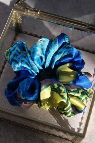 wielokolorowa-jedwabna-scrunchie.jpg