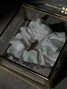 scrunchie_satynowa.jpg