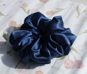 granatowa-scrunchie-jedwab-wiskoza.jpg