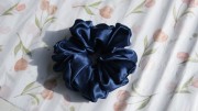granatowa-scrunchie-zblizenie-materialu.jpg