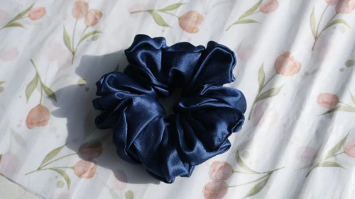 granatowa-scrunchie-zblizenie-materialu.jpg