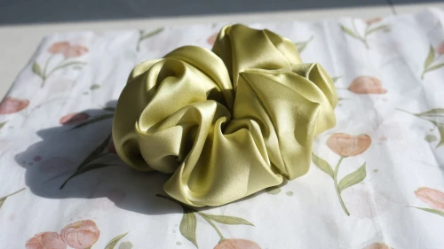 pistacjowa-jedwabna-scrunchie-gumka-do-włosów-z-jedwabiu-morwowego-zielony- Modrzewina.jpg