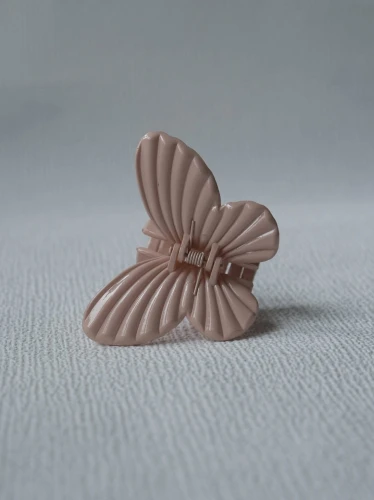 klamra-spinka-motyl-bezowa.jpg
