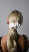 biala-scrunchie-we-wlosach.jpg
