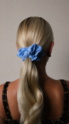 blekitna-scrunchie-we-wlosach.jpg