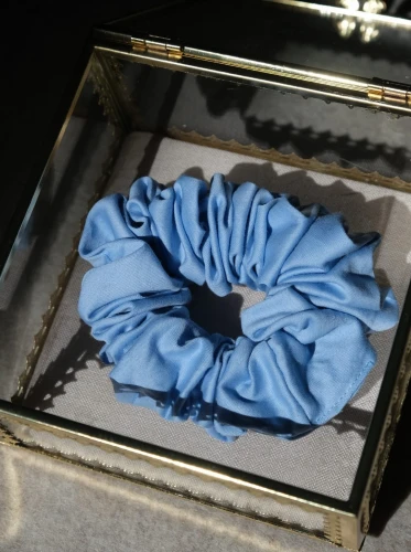 blekitna-scrunchie-satynowy-splot.jpg