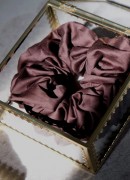 czekoladowa-scrunchie-satynowy-splot.jpg