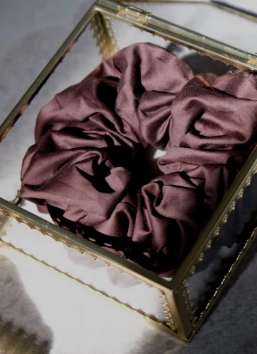 czekoladowa-scrunchie-satynowy-splot.jpg