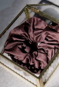 czekoladowa-scrunchie-satynowy-splot.jpg