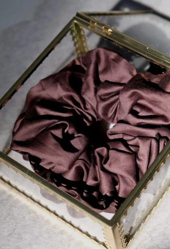 czekoladowa-scrunchie-satynowy-splot.jpg